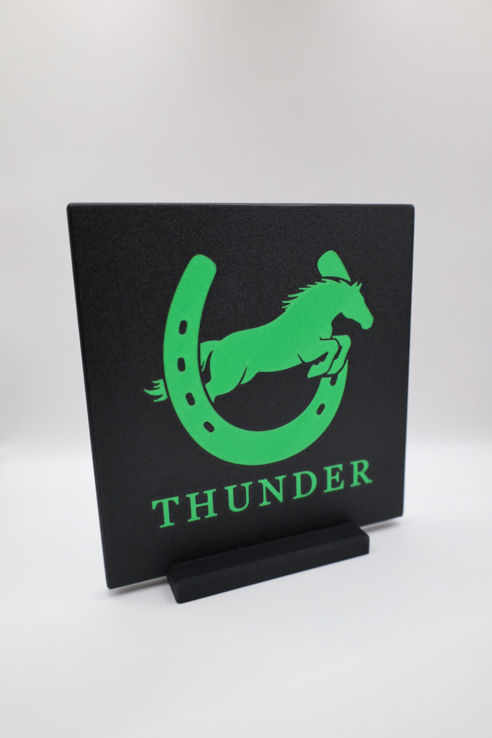 Springpferd-Aufsteller Personalisiert – Detailansicht 3 Springpferd-Aufsteller Personalisiert aus dem 3D-Druck – Detailansicht 3