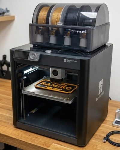 3D-Drucker bei der Fertigung eines personalisierten Boxenschilds